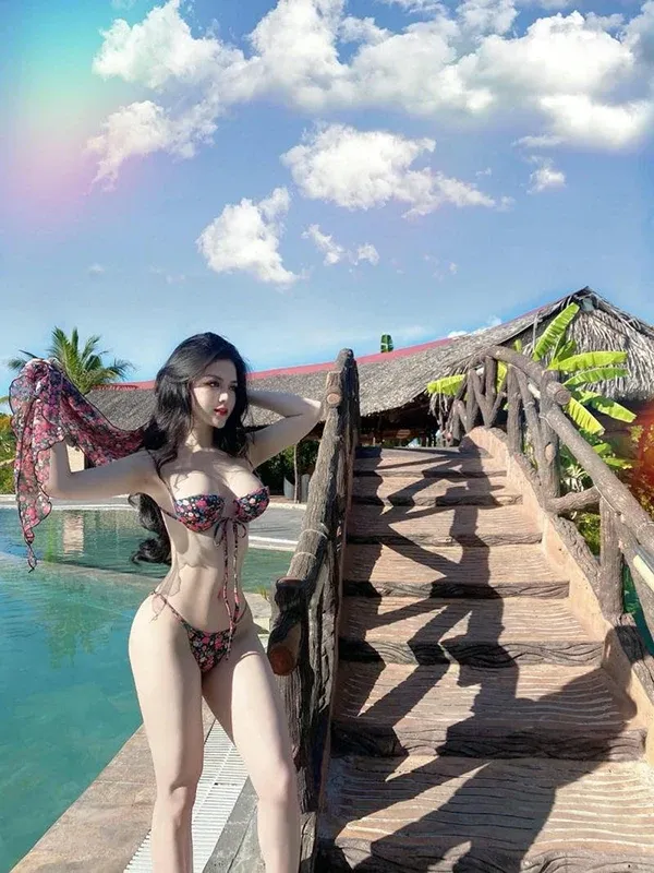 Ảnh gái mặc bikini đi biển mê hoặc Ảnh gái mặc bikini đi biển mê hoặc
