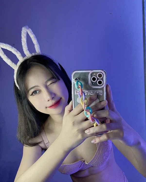Xem hình ảnh thiếu nữ xinh đẹp khoe ngực tự nhiên