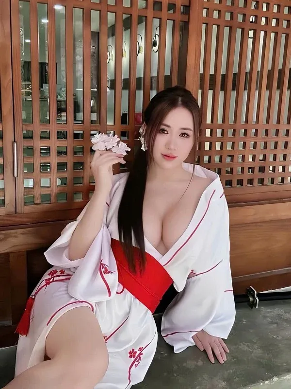 Bộ ảnh hot girl Việt nóng bỏng khoe khe ngực sâu hun hút, quyến rũ.