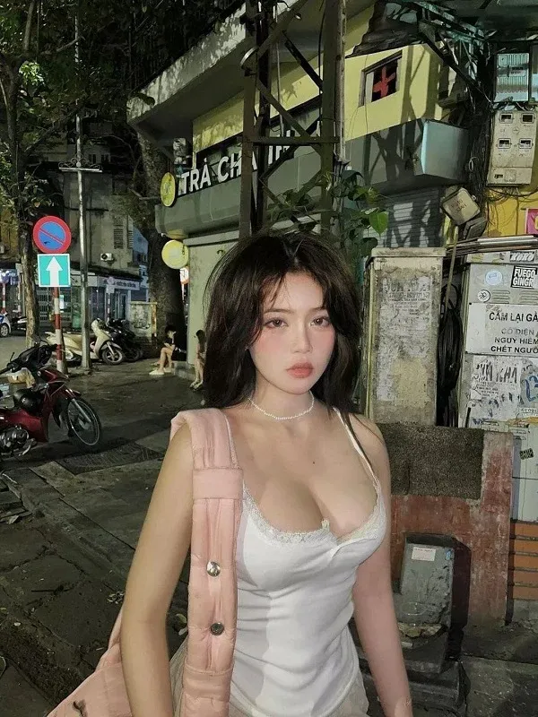 Loạt hình ảnh gái 2k thần thái khoe vòng một tuyệt mỹ, cuốn hút ánh nhìn.