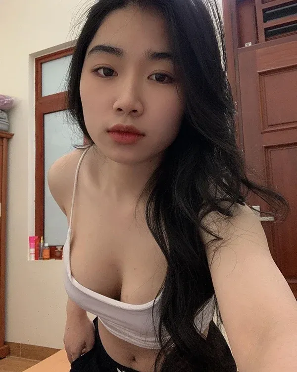 Tải hình hot girl gợi cảm khoe bầu ngực đầy đặn, vẻ đẹp lôi cuốn.