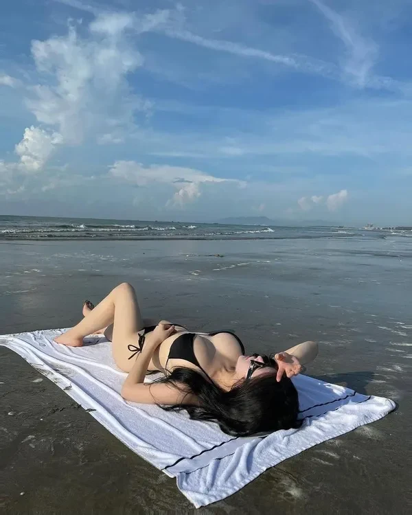 Gái cute rạng rỡ với bikini siêu nhỏ cực kỳ thời thượng. Gái cute rạng rỡ với bikini siêu nhỏ cực kỳ thời thượng.