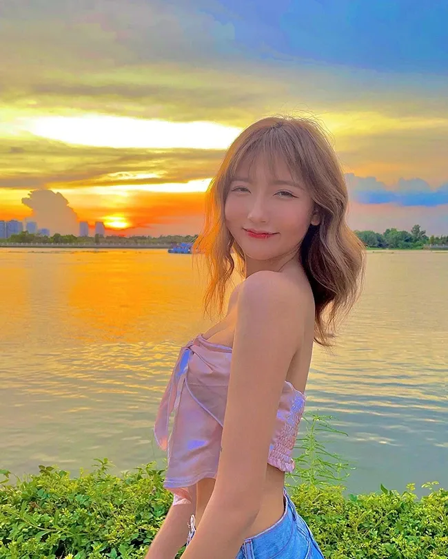 Gái xinh vú to không che