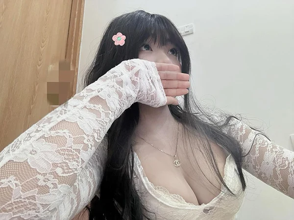 Xem hình ảnh gái Hàn Quốc cuốn hút khoe vòng một hấp dẫn, đầy đặn.