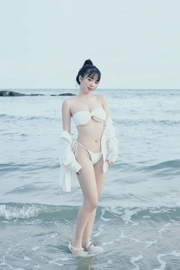 Hình ảnh bikini sexy tôn lên vòng một đầy đặn của gái xinh