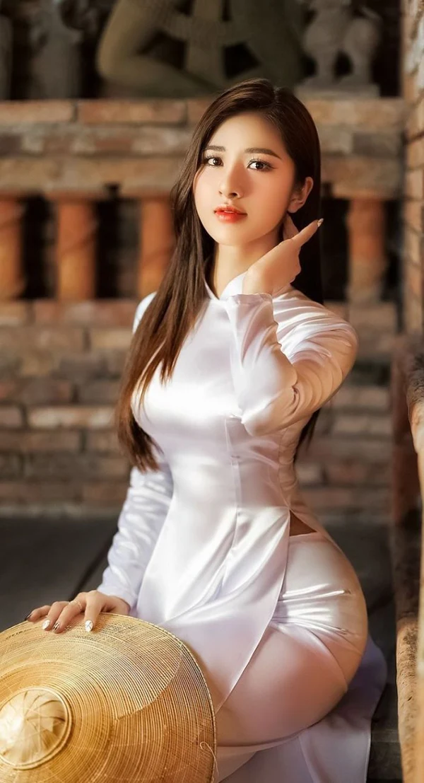 Mặc áo dài lộ hàng nóng bỏng