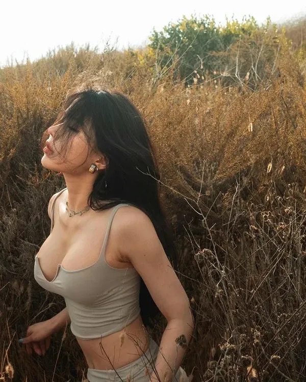 Hình hot girl thanh lịch khoe bờ vai thon Hình hot girl thanh lịch khoe bờ vai thon