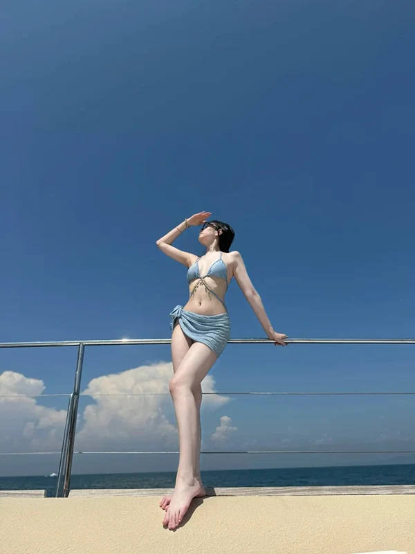 Nàng thơ đầy khí chất trong trang phục bikini siêu nhỏ. Nàng thơ đầy khí chất trong trang phục bikini siêu nhỏ.