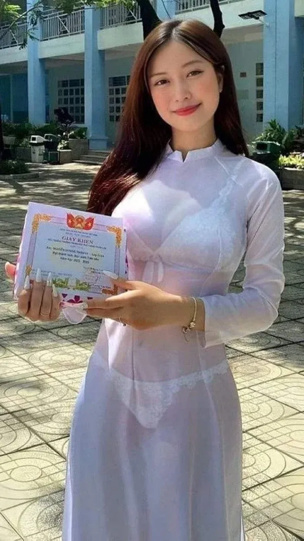 Chụp hình nữ sinh 2k1 áo dài thướt tha, lộ vẻ gợi tình