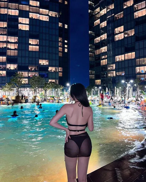 Mặc bikini siêu mỏng quyến rũ Mặc bikini siêu mỏng quyến rũ