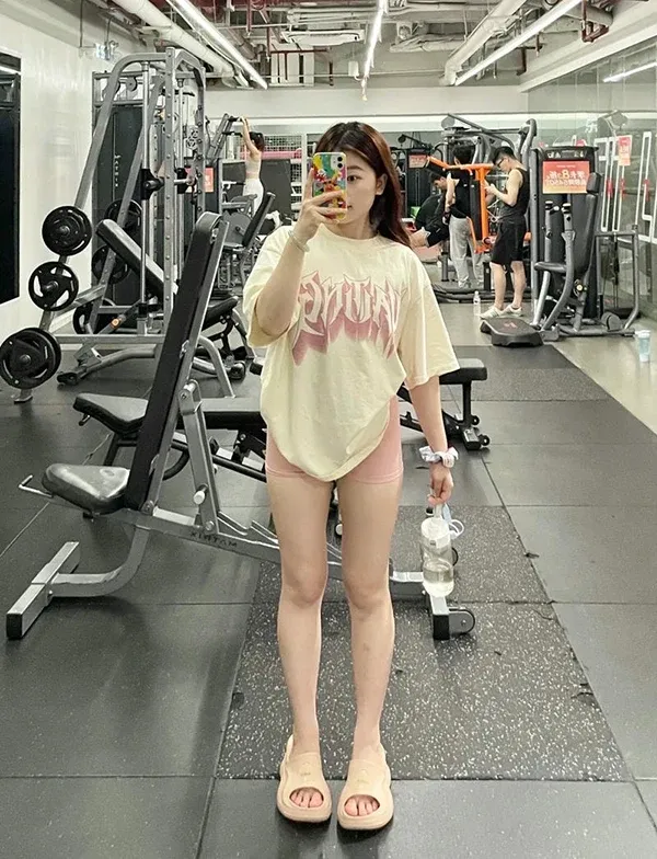 Tải hình cô gái sexy chăm sóc thể hình đầy cuốn hút