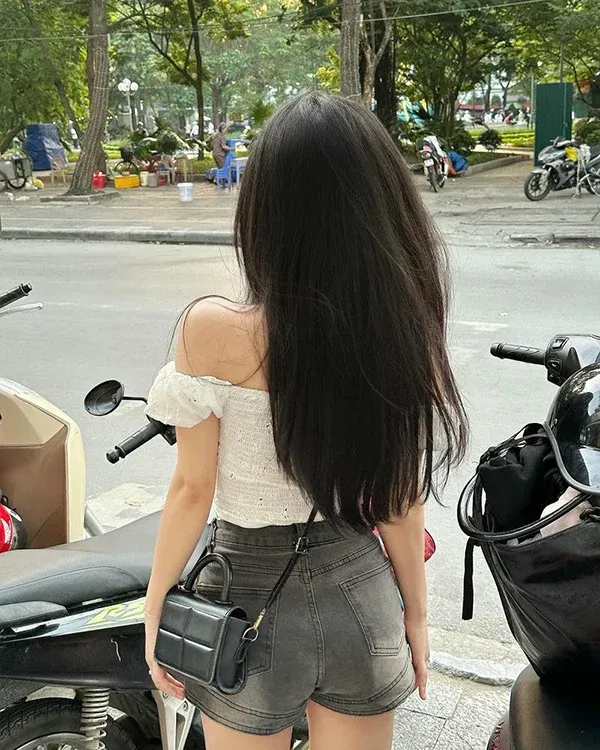 Loạt ảnh gái xinh cá tính tạo dáng với short bó