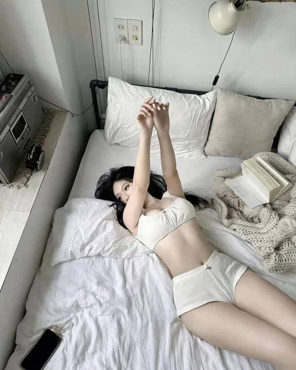 Tải hình ảnh hot girl khoe chân nuột với quần ngắn