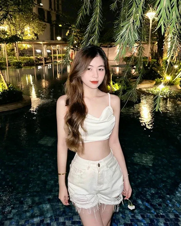 Hình gái 9x mặc quần ngắn gợi cảm nhưng tinh tế