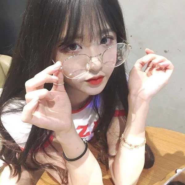 Xem hình gái cute với gọng kính cá tính nhẹ nhàng
