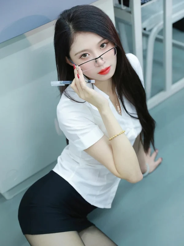 Album ảnh gái trẻ mang kính phong cách thanh lịch
