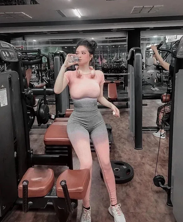 Hình ảnh gái cá tính mặc quần skinny ôm sát