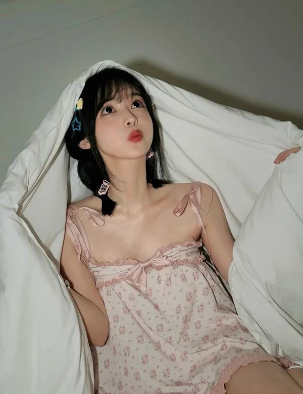 Ngắm hình gái Việt dịu dàng với bộ đồ ngủ