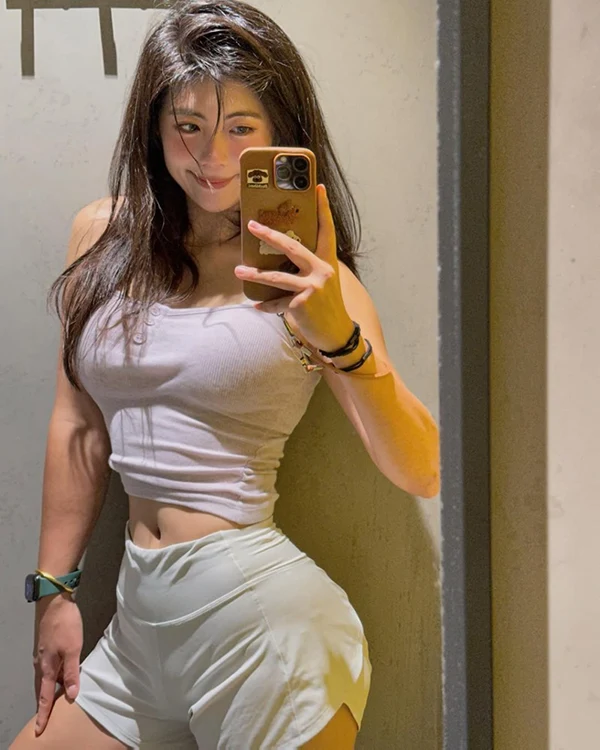 Xem hình ảnh cô gái cuốn hút tại phòng gym