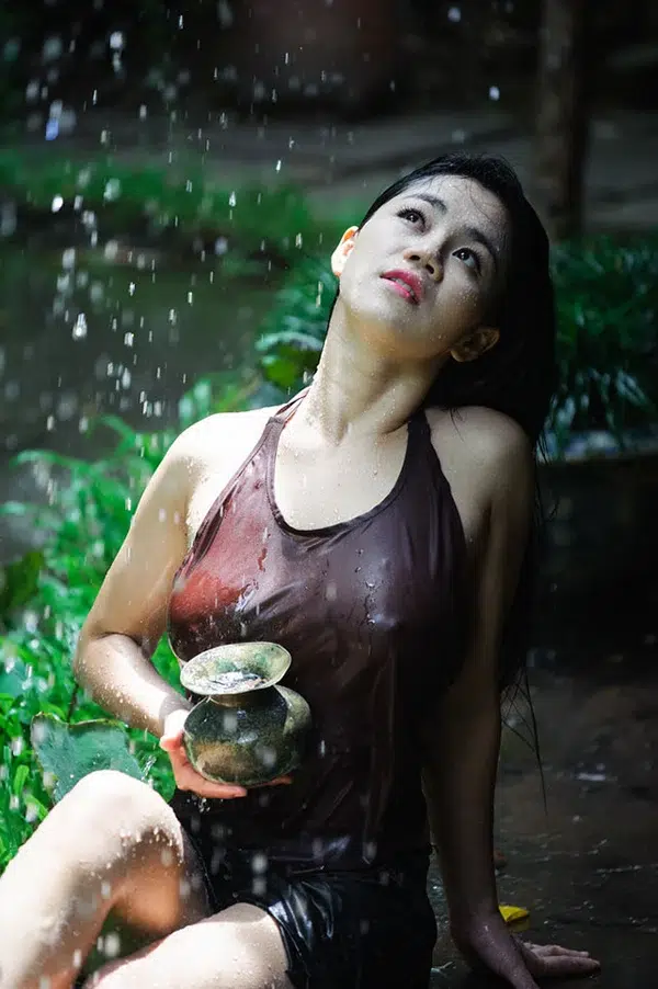 Ngắm hình gái xinh 2k4 khoe vẻ đẹp táo bạo sang trọng