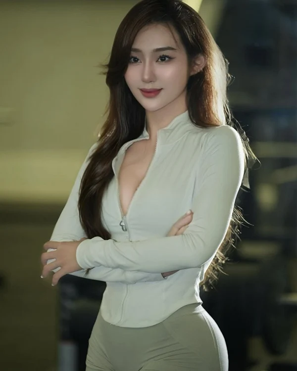 Gái xinh mặc đồ bó sát tôn dáng