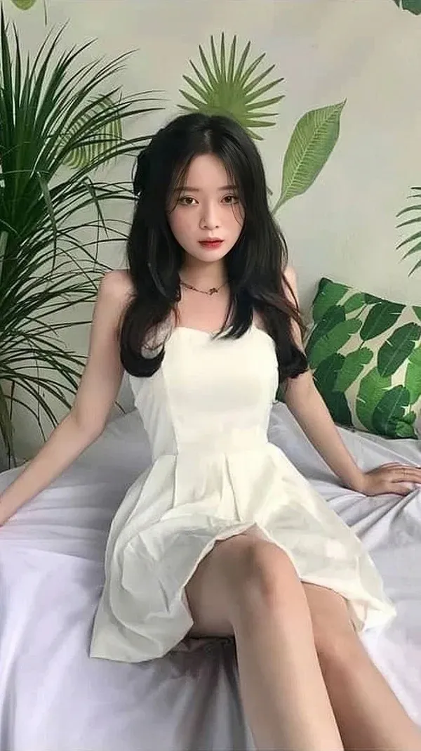 Xem hình ảnh hot girl 2k1 trẻ trung váy xòe tươi tắn