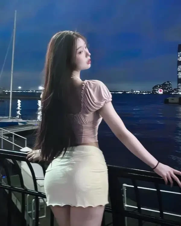 Loạt ảnh gái sexy nổi bật đầm ngắn cá tính