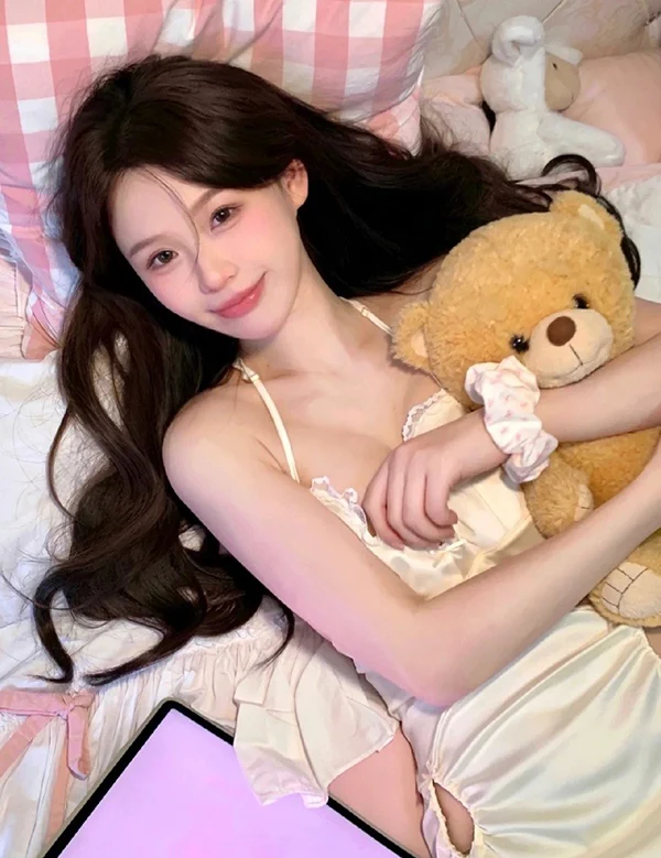 Xem ảnh người mẫu khoe đường cong trang phục đồ ngủ