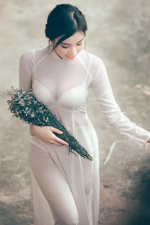 Người mẫu áo dài siêu mỏng thần thái