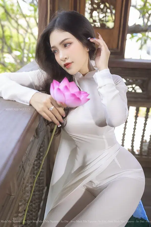 Áo dài trắng siêu mỏng kiêu sa