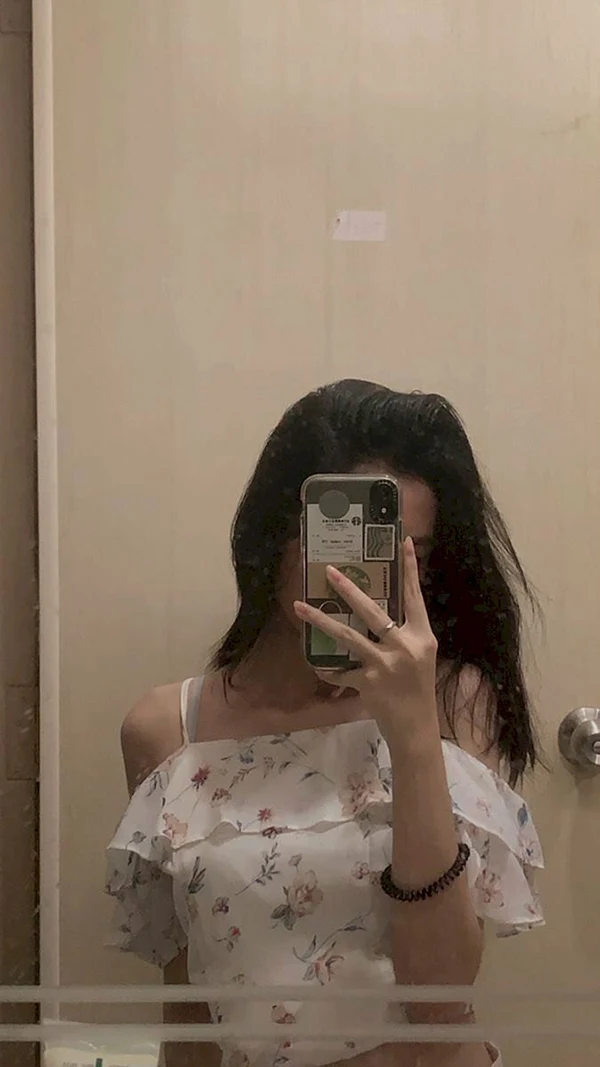 Loạt hình gái sexy che mặt khi selfie
