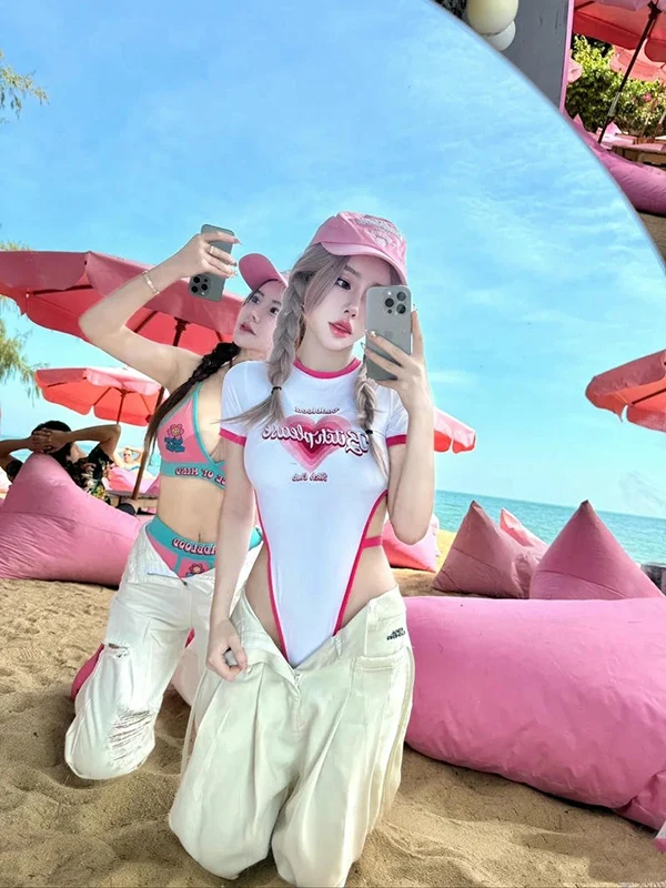 Tải hình gái cute mặc pinky tạo dáng đầy khí chất