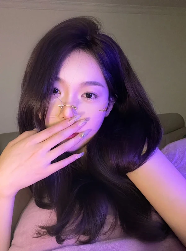 Chụp ảnh gái sexy đeo kính cực hợp xu hướng hiện đại