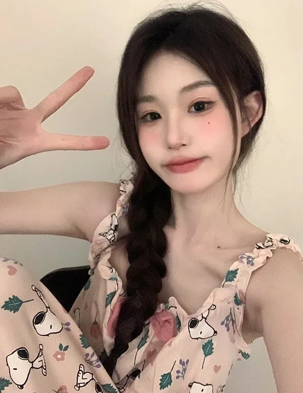 Chụp ảnh nữ sinh xinh đẹp với váy ngủ