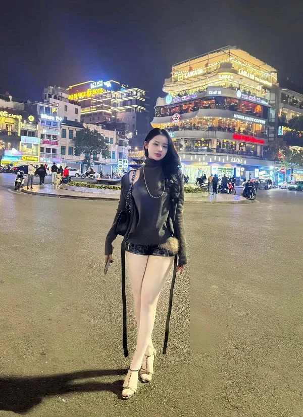 Chụp hình ảnh gái 2k tươi tắn chân váy sành điệu