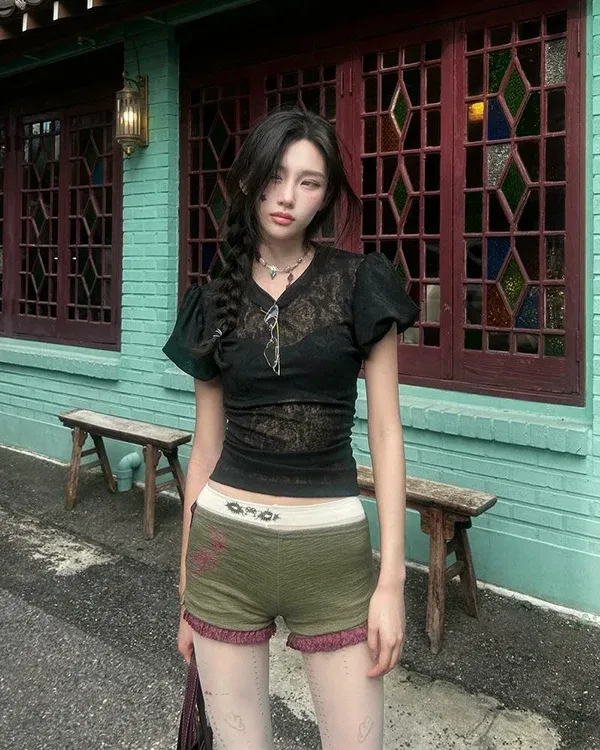 Xem ảnh gái 2k khoe thần thái cùng short lưng cao