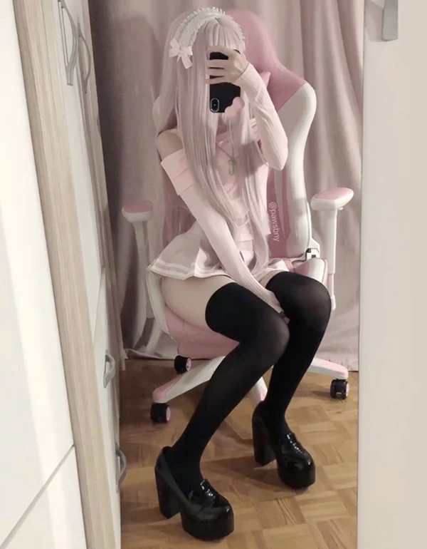Loạt ảnh gái cute tạo dáng với vớ da chân mỏng