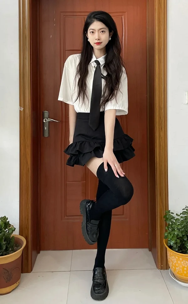 Tải hình gái 9x mặc legwear ôm dáng yêu kiều