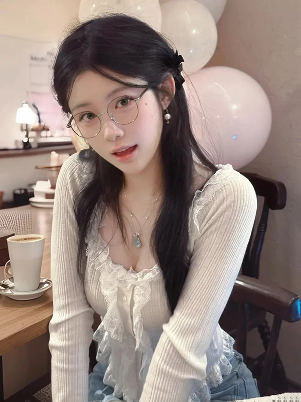 Xem ảnh gái cute đeo kính nhẹ nhàng mà cuốn hút