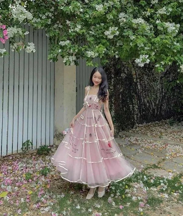 Tải ảnh gái cute mặc pinky khoe nét tự nhiên