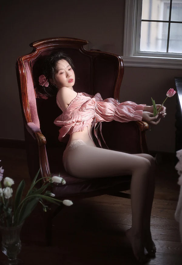 Xem hình ảnh hot girl chọn outfit baby pink dịu dàng