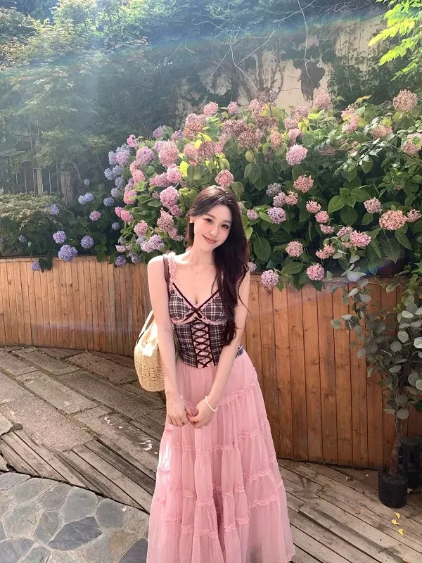 Loạt ảnh gái xinh khoe gu thời trang hồng ngọt lịm