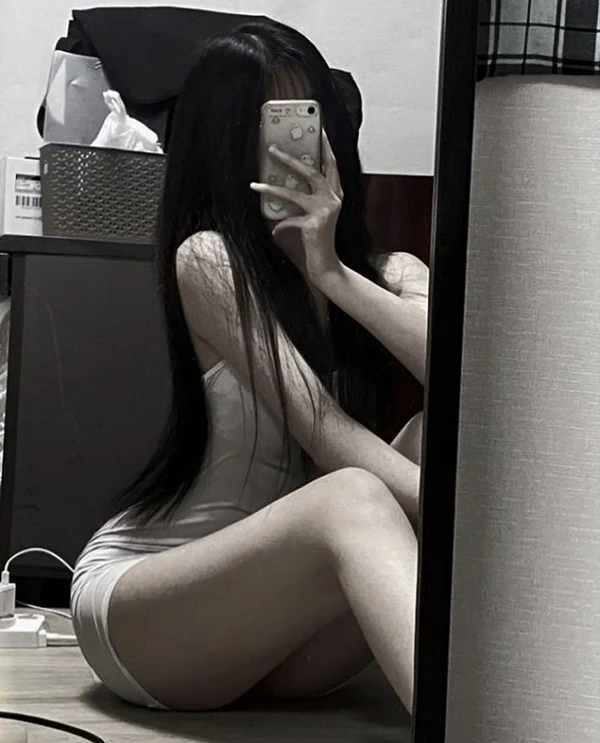 Bộ hình người mẫu giấu mặt bằng điện thoại