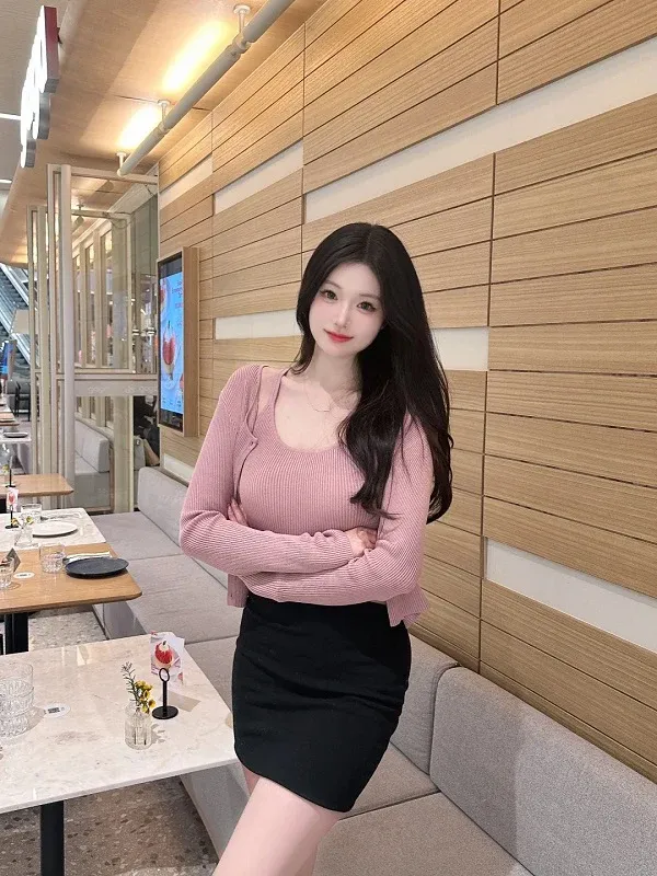 Hình nền gái 2k1 tạo dáng duyên với váy bánh bèo