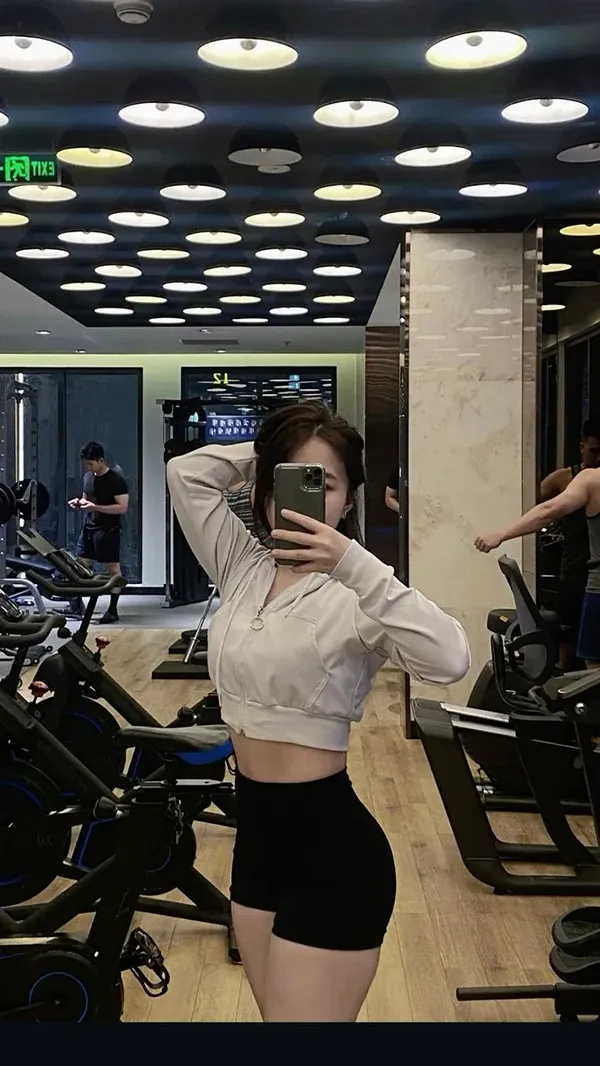 Ngắm ảnh gái xinh mặc quần ôm cá tính