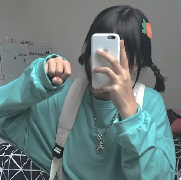 Hình ảnh gái cute che mặt bằng camera trước