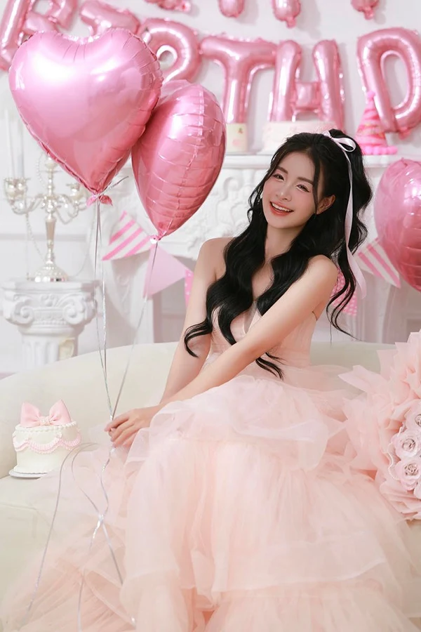 Tải hình ảnh gái xinh với set đồ hồng pastel dễ mến