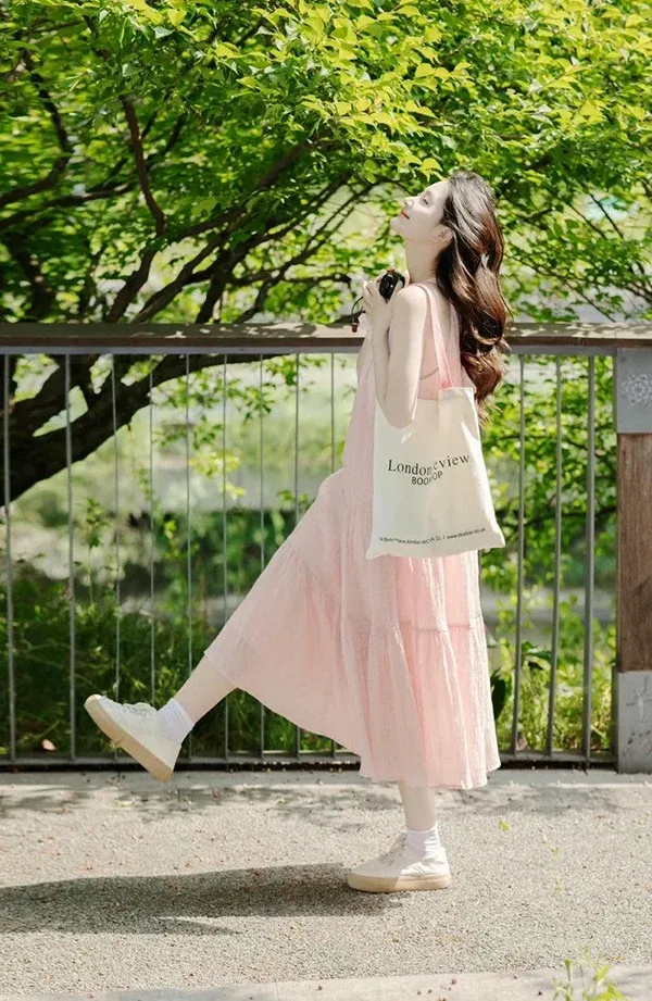 Ảnh avatar gái cute tạo dáng nổi bật trên nền hồng