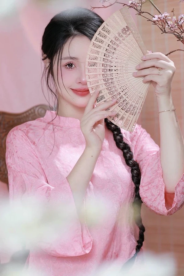 Chụp ảnh gái 2k2 diện váy ôm phong cách tiểu thư