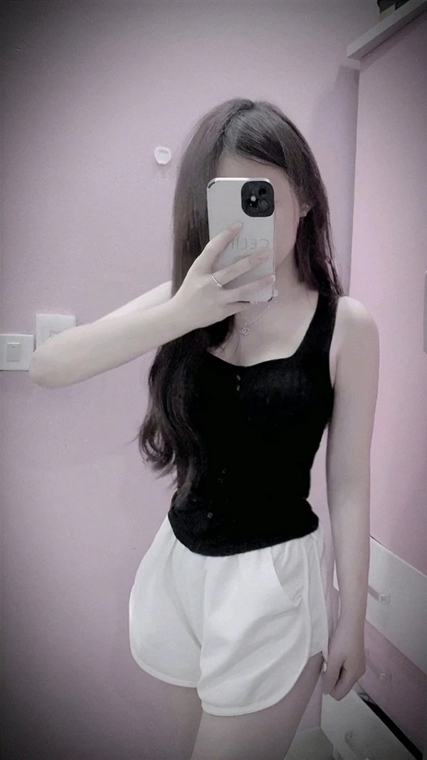 Ngắm ảnh người đẹp trẻ cầm điện thoại thần thái